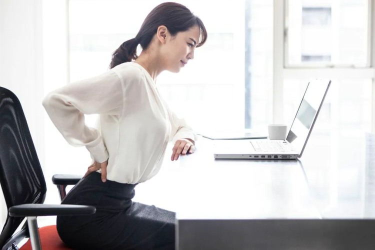 在宅ワーク中の腰痛解消テクニック TOP5